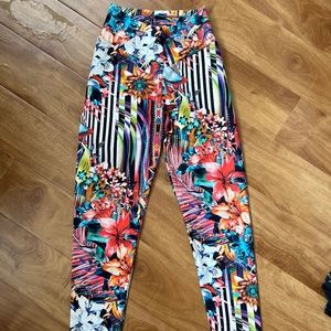 CLS floral print scrunch v-cut leggings